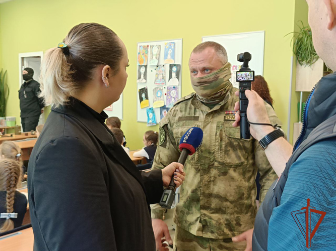 Сотрудники спецподразделений Росгвардии организовали уроки мужества в школах Приангарья (видео)