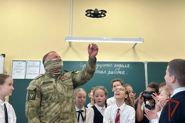 Сотрудники спецподразделений Росгвардии организовали уроки мужества в школах Приангарья (видео)