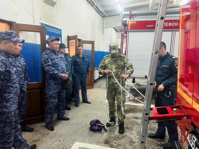  Военнослужащие Росгвардии и сотрудники МЧС  России провели совместную пожарно-тактическую тренировку в Иркутске