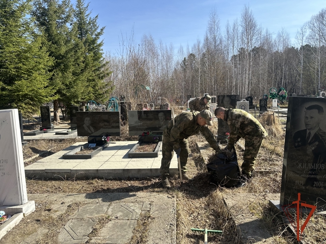 Военнослужащие полка оперативного назначения Росгвардии облагородили могилы  ветеранов Великой Отечественной войны в Ангарске