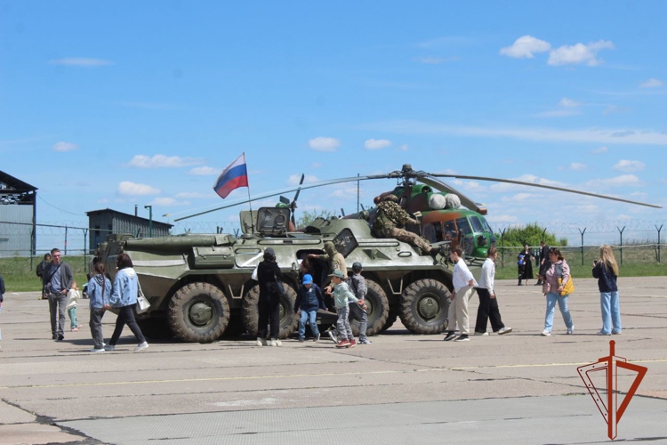 Военнослужащие Росгвардии поздравили юных иркутян с Днем защиты детей