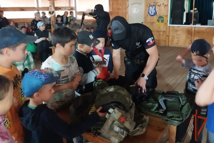 Школьники из лагеря на Байкале провели один день летних каникул с сотрудниками ОМОН Росгвардии