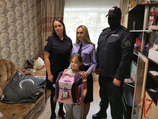 Росгвардейцы Приангарья приняли участие в благотворительной акции «Помоги пойти учиться»