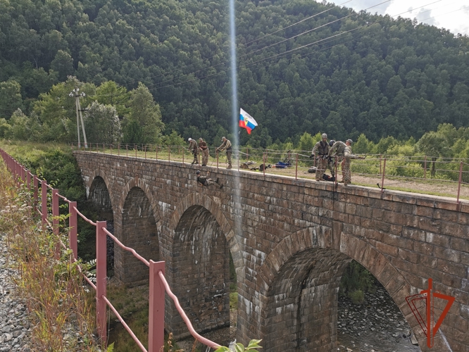 Сотрудники СОБР Росгвардии отработали элементы горной подготовки на Байкале (ВИДЕО)