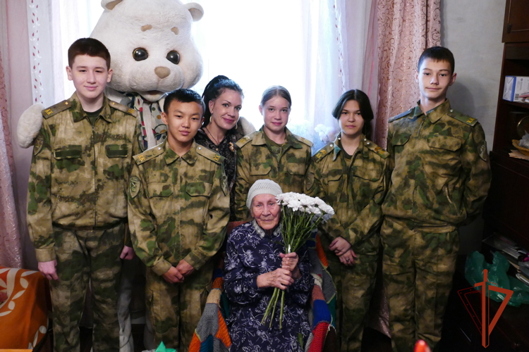 В Иркутской области кадеты Росгвардии поздравили со 103-летием ветерана Великой Отечественной войны
