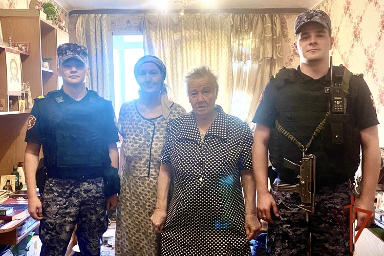 Росгвардейцы из Шелехова помогли вернуться домой пенсионерке, страдающей потерей памяти