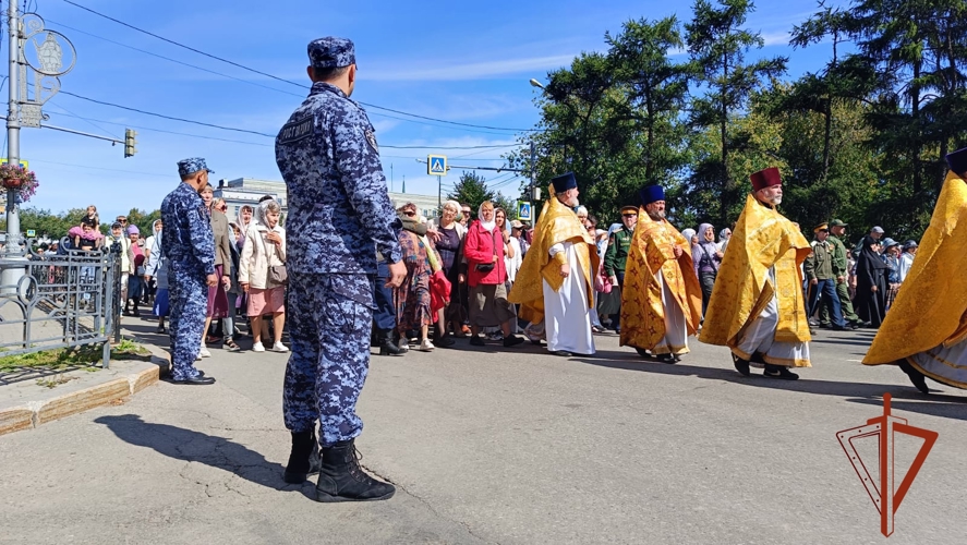 Росгвардия обеспечила безопасность крестного хода в Иркутске