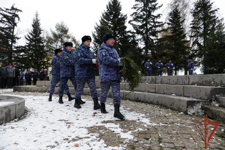 В День вневедомственной охраны росгвардейцы из Иркутска открыли мемориальную доску памяти погибших коллег