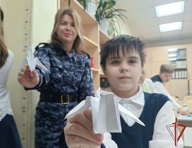 Росгвардейцы вместе с подшефными классами изготовили оригами во Всемирный день белых журавлей 