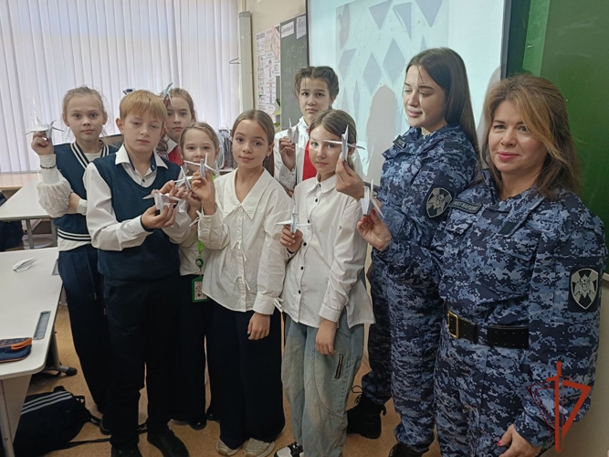 Росгвардейцы вместе с подшефными классами изготовили оригами во Всемирный день белых журавлей 