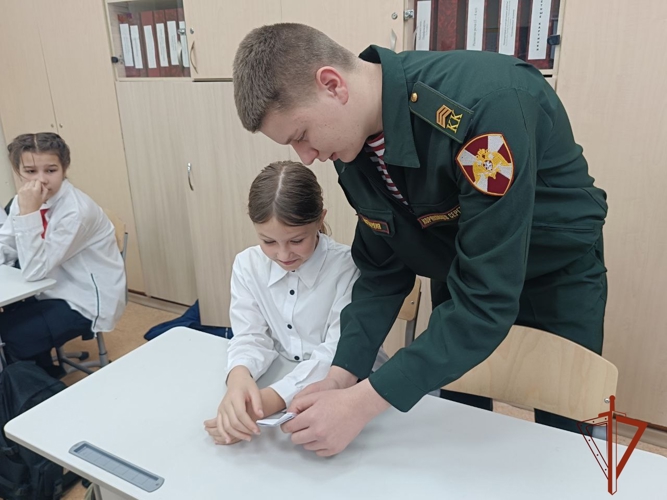 Росгвардейцы вместе с подшефными классами изготовили оригами во Всемирный день белых журавлей 