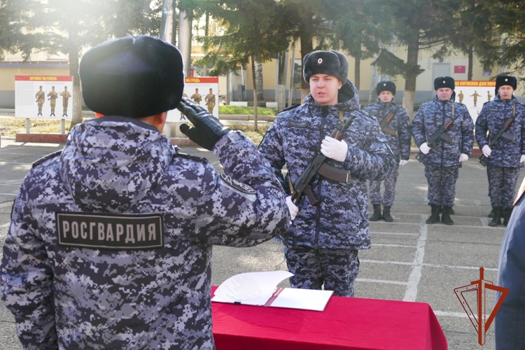 В Иркутске молодые сотрудники Росгвардии торжественно приняли присягу, пополнив ряды вневедомственной охраны