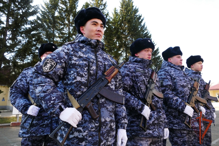 В Иркутске молодые сотрудники Росгвардии торжественно приняли присягу, пополнив ряды вневедомственной охраны