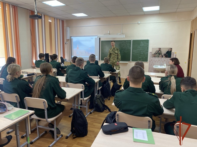Военнослужащие Росгвардии провели патриотическую акцию «Я россиянин» для ангарских кадетских классов