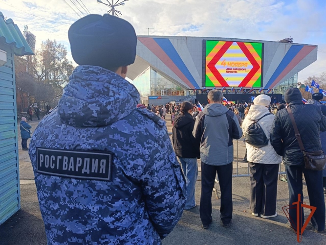 Росгвардейцы обеспечили безопасность празднования Дня народного единства в Иркутской области и присоединились к памятному шествию