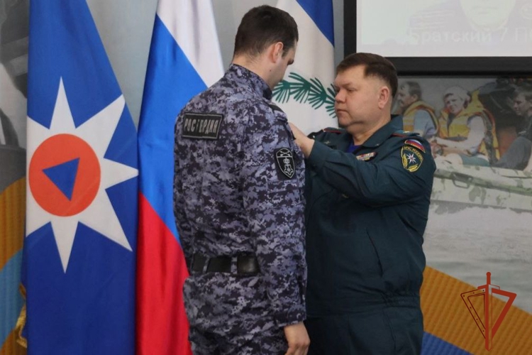 Иркутские росгвардейцы награждены медалями МЧС за спасение мужчины на пожаре  