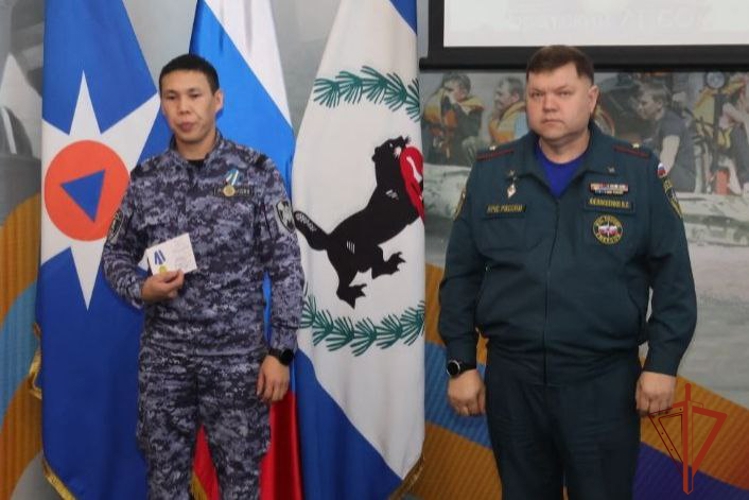 Иркутские росгвардейцы награждены медалями МЧС за спасение мужчины на пожаре  