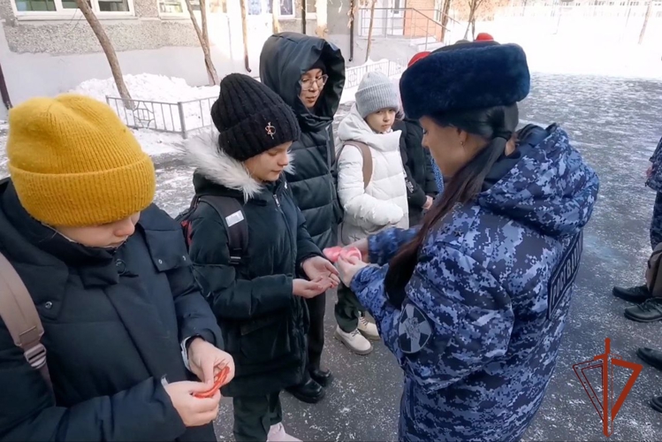 В Иркутской области росгвардейцы с учениками профильного класса провели акцию "Позвони маме" 