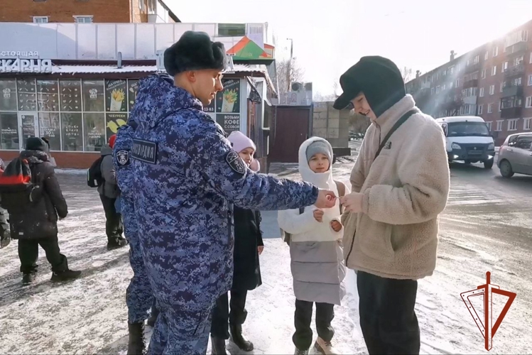 В Иркутской области росгвардейцы с учениками профильного класса провели акцию "Позвони маме" 