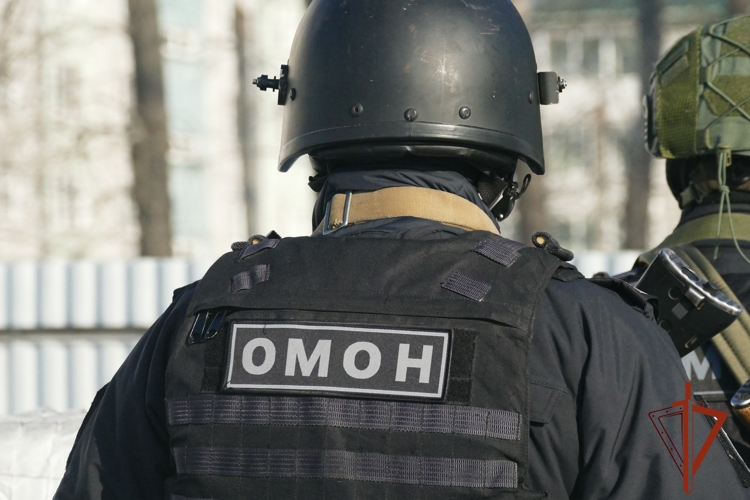 При содействии ОМОН Росгвардии в Иркутской области задержали предполагаемую сбытчицу героина 