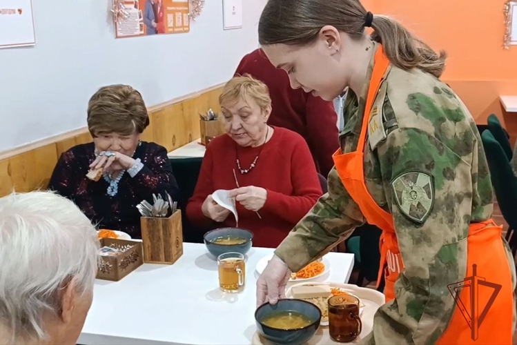 Кадеты Росгвардии оказали помощь кафе для пенсионеров в Иркутске