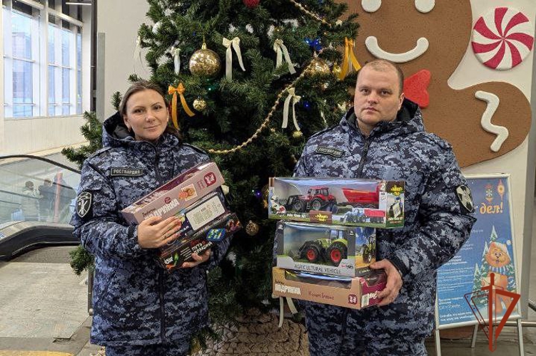 СОТРУДНИКИ РОСГВАРДИИ В БРАТСКЕ ИСПОЛНИЛИ ДЕТСКИЕ МЕЧТЫ В РАМКАХ АКЦИИ «ЁЛКА ЖЕЛАНИЙ» 