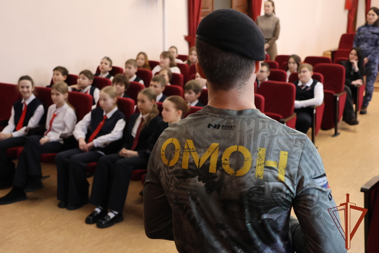 В сотрудники ОМОН Росгвардии познакомили маленьких иркутян со своей работой