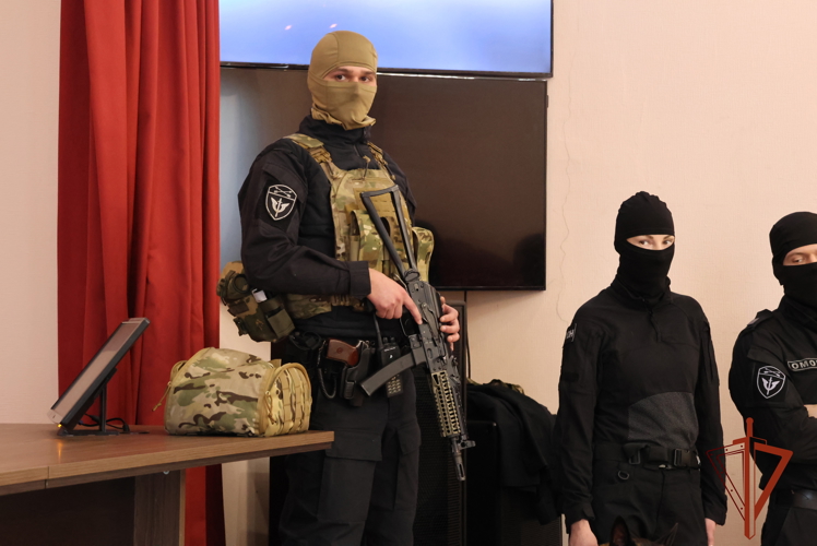 В сотрудники ОМОН Росгвардии познакомили маленьких иркутян со своей работой