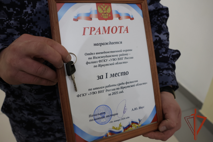 В Иркутской области торжественно вручили ключи от нового служебного автотранспорта сотрудникам вневедомственной охраны Росгвардии