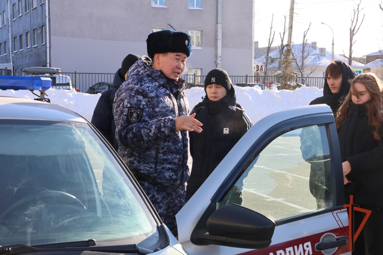Сотрудники вневедомственной охраны провели «Курс молодого росгвардейца» для студентов-правоохранителей из Иркутска 