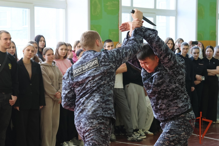 Сотрудники вневедомственной охраны провели «Курс молодого росгвардейца» для студентов-правоохранителей из Иркутска 