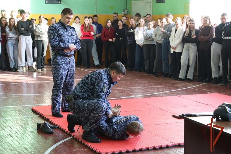 Сотрудники вневедомственной охраны провели «Курс молодого росгвардейца» для студентов-правоохранителей из Иркутска 