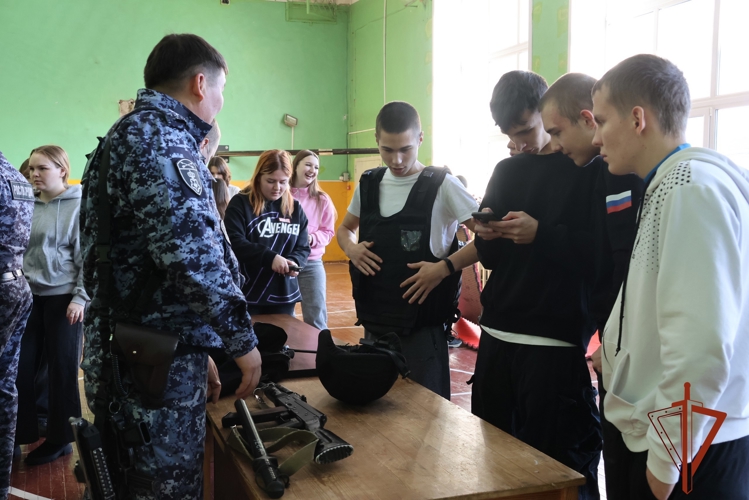 Сотрудники вневедомственной охраны провели «Курс молодого росгвардейца» для студентов-правоохранителей из Иркутска 