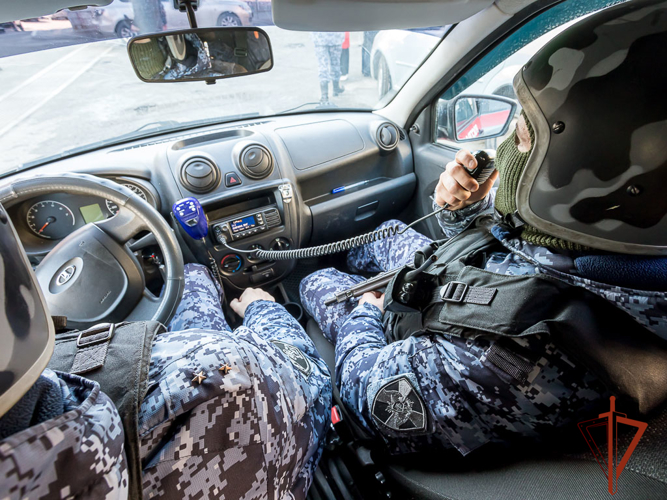 В Иркутской области сотрудники Росгвардии по горячим следам задержали подозреваемых в грабеже