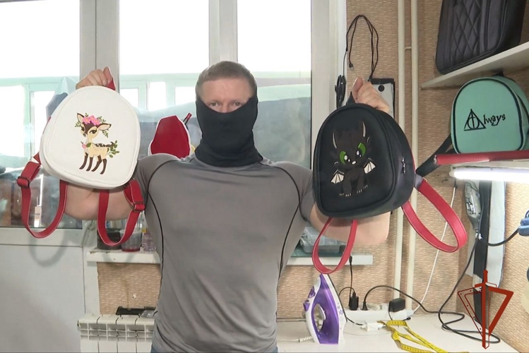 «Свободное время посвящаю шитью»: сотрудник ОМОН Росгвардии из Иркутска рассказал журналистам региональной телекомпании о творческом увлечении  (видео)