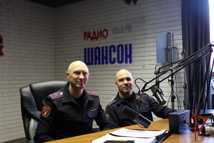 В День лицензионно-разрешительной работы офицеры Росгвардии стали гостями радиоэфира в Иркутской области