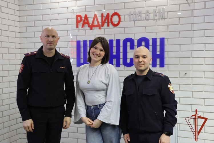 В День лицензионно-разрешительной работы офицеры Росгвардии стали гостями радиоэфира в Иркутской области