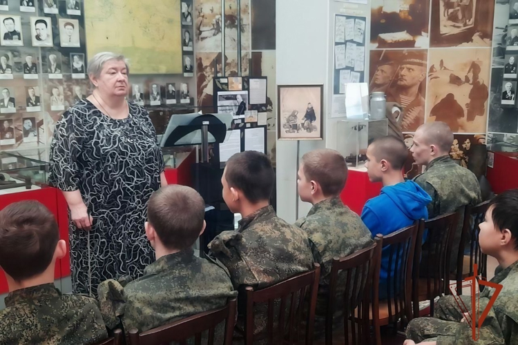 В преддверии 10-летия ведомства в Ангарске прошла патриотическая беседа кадетов с ветераном Росгвардии, посвященная Сталинградской битве 