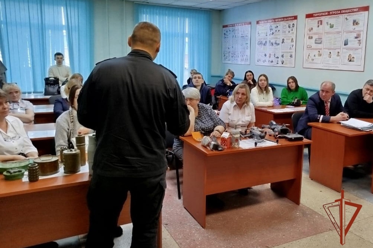 В Иркутской области росгвардейцы провели занятие по безопасности с представителями Восточно-Сибирской железной дороги