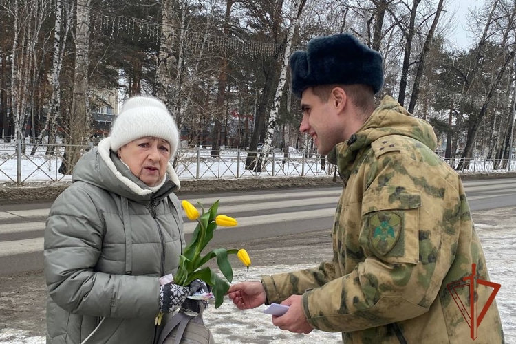 В Ангарске росгвардейцы поздравили жительниц города с Международным женским днем