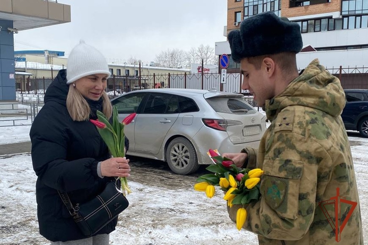 В Ангарске росгвардейцы поздравили жительниц города с Международным женским днем