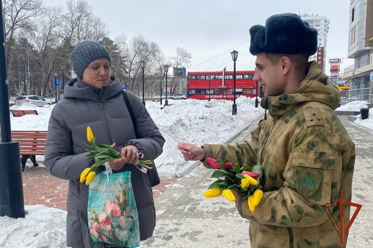 В Ангарске росгвардейцы поздравили жительниц города с Международным женским днем