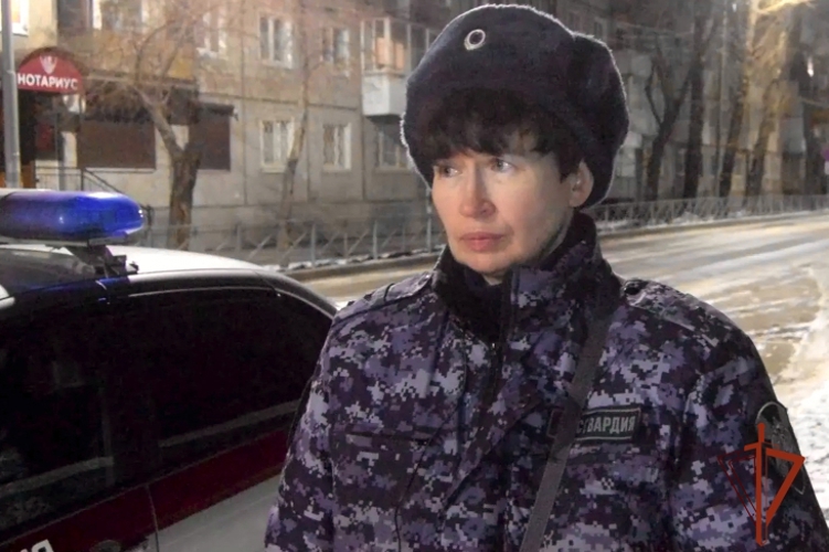В рамках Всероссийской ведомственной акции "Росгвардия. Защитницы Отечества" сотрудница вневедомственной охраны из Иркутска стала героем новостного сюжета