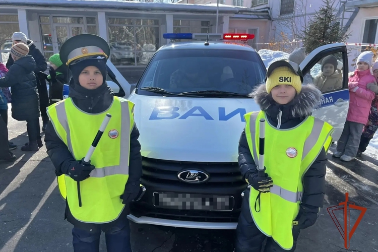 В преддверии весенних каникул инспекторы ВАИ Росгвардии проводят профилактические занятия со школьниками