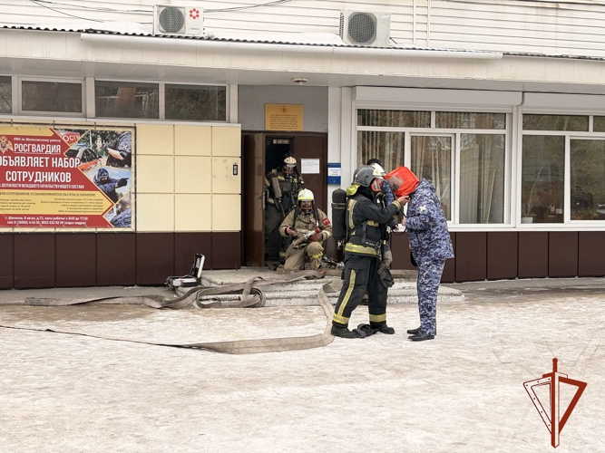 Росгвардия и МЧС в Иркутской области провели совместные учения по эвакуации личного состава из горящего здания