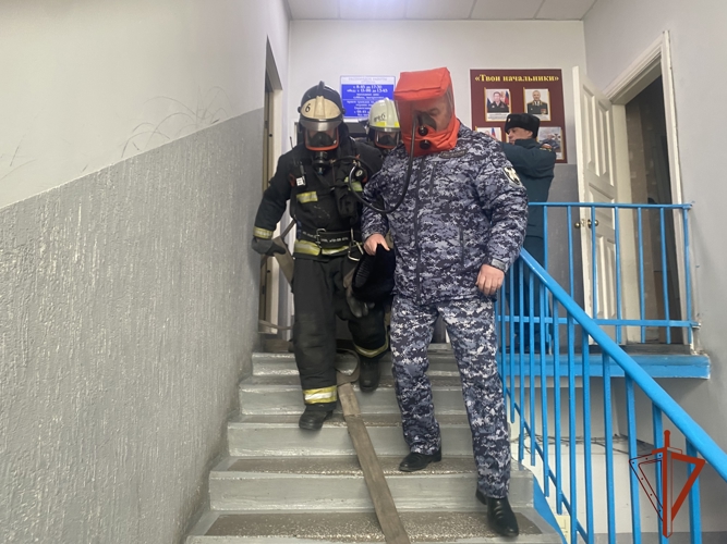 Росгвардия и МЧС в Иркутской области провели совместные учения по эвакуации личного состава из горящего здания