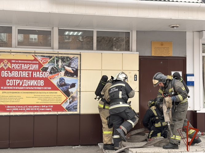 Росгвардия и МЧС в Иркутской области провели совместные учения по эвакуации личного состава из горящего здания