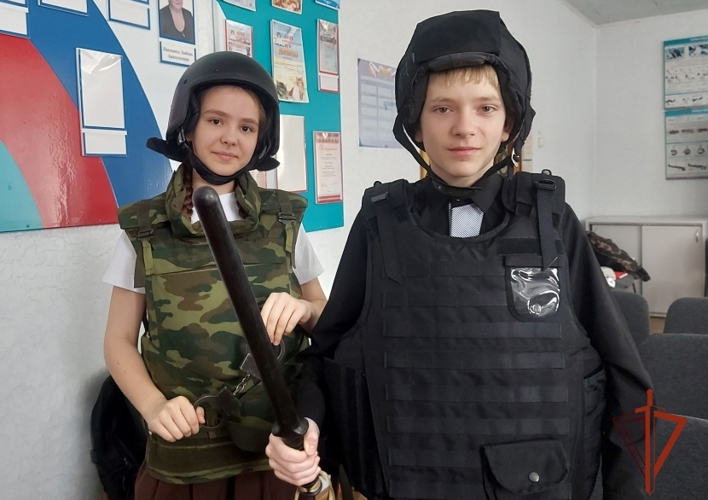 К 10-летию Росгвардии сотрудники вневедомственной охраны из Иркутской области познакомили школьников со службой в ведомстве