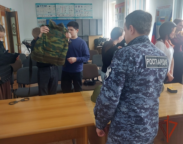 К 10-летию Росгвардии сотрудники вневедомственной охраны из Иркутской области познакомили школьников со службой в ведомстве