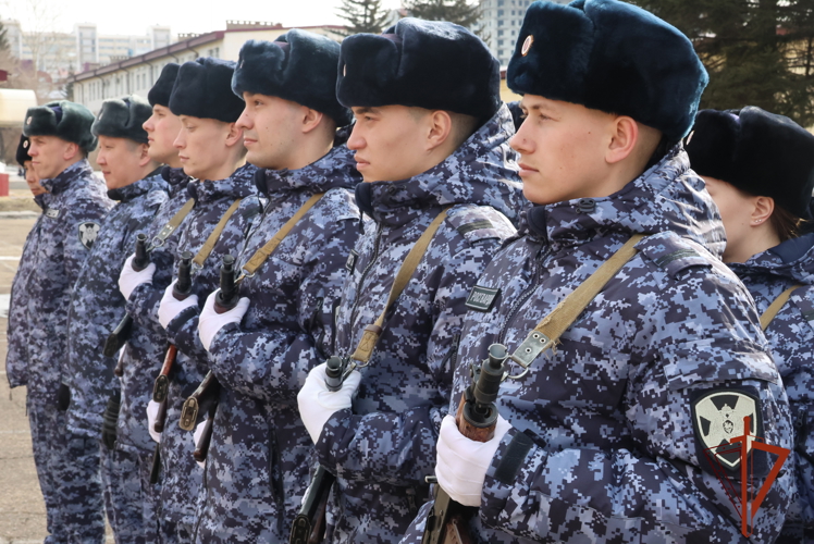 В рамках празднования 10-летия Росгвардии молодые сотрудники вневедомственной охраны из Иркутска торжественно приняли присягу 